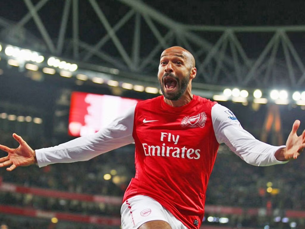 PurelyFootball's tweet photo. 🗣️ Thierry Henry: “People remember me for my goals, for the elegance with which I played, but behind that image there were insecurities. When I arrived in the Premier League, many doubted me, they told me I was just a fast winger without goals. I even came to believe it myself, and every match was a battle against that inner voice that kept telling me I wasn’t enough.

With hard work, patience, and confidence, I transformed myself into a goal scorer, but I never forgot those days of doubt. That’s why every goal I scored was more than just a number: it was proof that faith in oneself can change a career.”