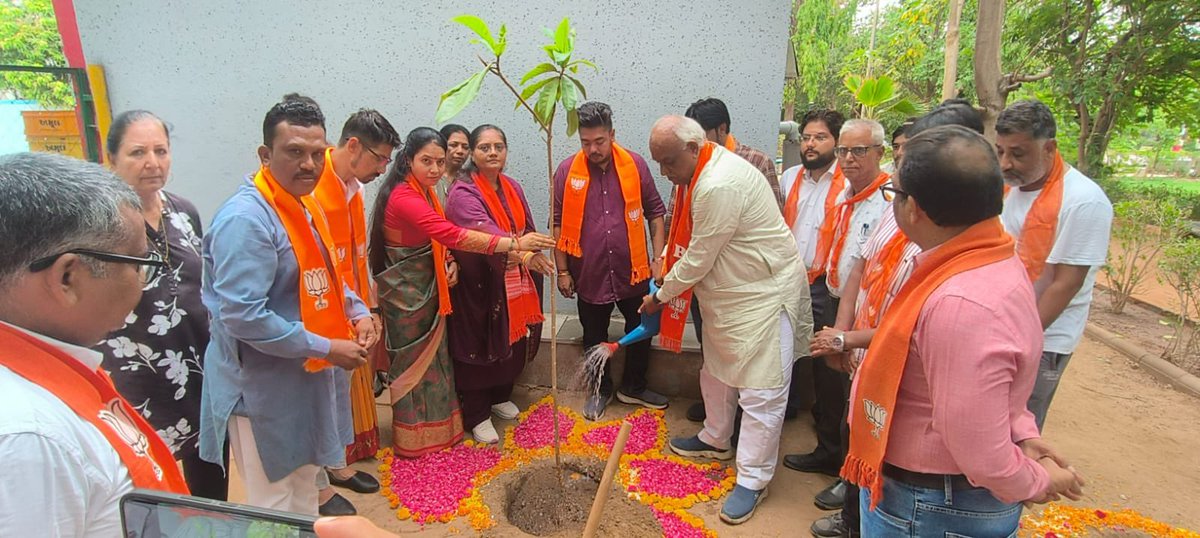 AmitShah4BJP's tweet photo. વિશ્વ પર્યાવરણ દિવસ નિમિત્તે એલિસબ્રીજ વિધાનસભાના વાસણા વોર્ડ સ્થિત બંસીધર ગાર્ડન ખાતે આયોજિત વૃક્ષારોપણ કાર્યક્રમમાં ઉપસ્થિત રહી વૃક્ષારોપણ કર્યું.

આ પ્રસંગે વોર્ડના મ્યુનિસિપલ કાઉન્સિલરશ્રીઓ, સંગઠનના હોદ્દેદારો, વિવિધ સેલ-મોરચાના પદાધિકારીઓ તથા કાર્યકર્તાઓ સાથે પર્યાવરણ સંરક્ષણ અને હરિયાળા ભવિષ્યના સંકલ્પને વધુ સશક્ત બનાવવાનો અવસર મળ્યો.

વૃક્ષો એ આવનારી પેઢીઓને સ્વસ્થ અને સુરક્ષિત જીવનનો આધાર પણ પૂરો પાડે છે. આવો, વધુમાં વધુ વૃક્ષારોપણ કરી પ્રકૃતિના સંવર્ધનમાં સહભાગી બનીએ.