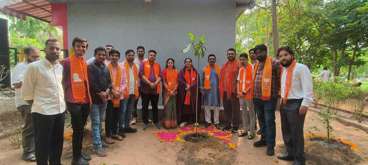 AmitShah4BJP's tweet photo. વિશ્વ પર્યાવરણ દિવસ નિમિત્તે એલિસબ્રીજ વિધાનસભાના વાસણા વોર્ડ સ્થિત બંસીધર ગાર્ડન ખાતે આયોજિત વૃક્ષારોપણ કાર્યક્રમમાં ઉપસ્થિત રહી વૃક્ષારોપણ કર્યું.

આ પ્રસંગે વોર્ડના મ્યુનિસિપલ કાઉન્સિલરશ્રીઓ, સંગઠનના હોદ્દેદારો, વિવિધ સેલ-મોરચાના પદાધિકારીઓ તથા કાર્યકર્તાઓ સાથે પર્યાવરણ સંરક્ષણ અને હરિયાળા ભવિષ્યના સંકલ્પને વધુ સશક્ત બનાવવાનો અવસર મળ્યો.

વૃક્ષો એ આવનારી પેઢીઓને સ્વસ્થ અને સુરક્ષિત જીવનનો આધાર પણ પૂરો પાડે છે. આવો, વધુમાં વધુ વૃક્ષારોપણ કરી પ્રકૃતિના સંવર્ધનમાં સહભાગી બનીએ.