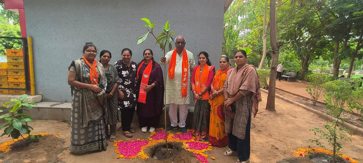 AmitShah4BJP's tweet photo. વિશ્વ પર્યાવરણ દિવસ નિમિત્તે એલિસબ્રીજ વિધાનસભાના વાસણા વોર્ડ સ્થિત બંસીધર ગાર્ડન ખાતે આયોજિત વૃક્ષારોપણ કાર્યક્રમમાં ઉપસ્થિત રહી વૃક્ષારોપણ કર્યું.

આ પ્રસંગે વોર્ડના મ્યુનિસિપલ કાઉન્સિલરશ્રીઓ, સંગઠનના હોદ્દેદારો, વિવિધ સેલ-મોરચાના પદાધિકારીઓ તથા કાર્યકર્તાઓ સાથે પર્યાવરણ સંરક્ષણ અને હરિયાળા ભવિષ્યના સંકલ્પને વધુ સશક્ત બનાવવાનો અવસર મળ્યો.

વૃક્ષો એ આવનારી પેઢીઓને સ્વસ્થ અને સુરક્ષિત જીવનનો આધાર પણ પૂરો પાડે છે. આવો, વધુમાં વધુ વૃક્ષારોપણ કરી પ્રકૃતિના સંવર્ધનમાં સહભાગી બનીએ.