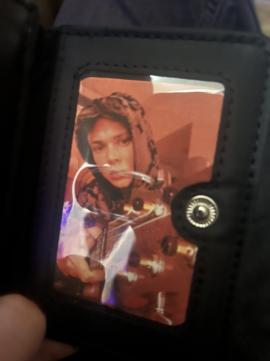TimotheeIsTrash's tweet photo. Coworker asked if the photo in my wallet was my boyfriend bro I wish https://t.co/msUPP1M43b