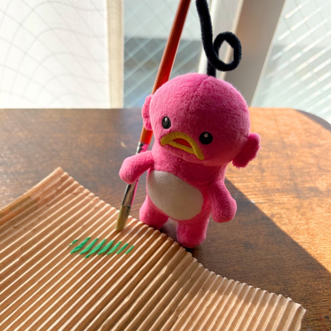 abciee's tweet photo. ぼくにとってダンボールはお宝なんだシ～
何作ろうか迷うシ～～～

#ダンボールアート #環境の日 #エビシー https://t.co/o7kyRcHJbA