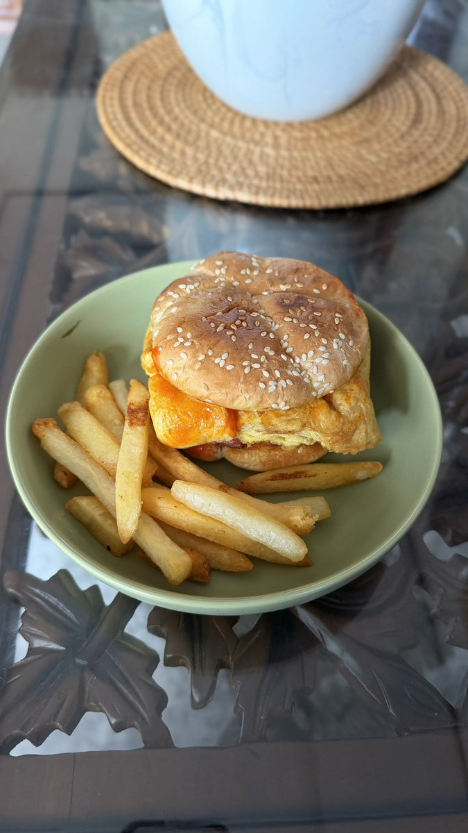 EntodGoodBye's tweet photo. Burger telur daging dan stroberi milkshake home made. https://t.co/WFRID0PG4J