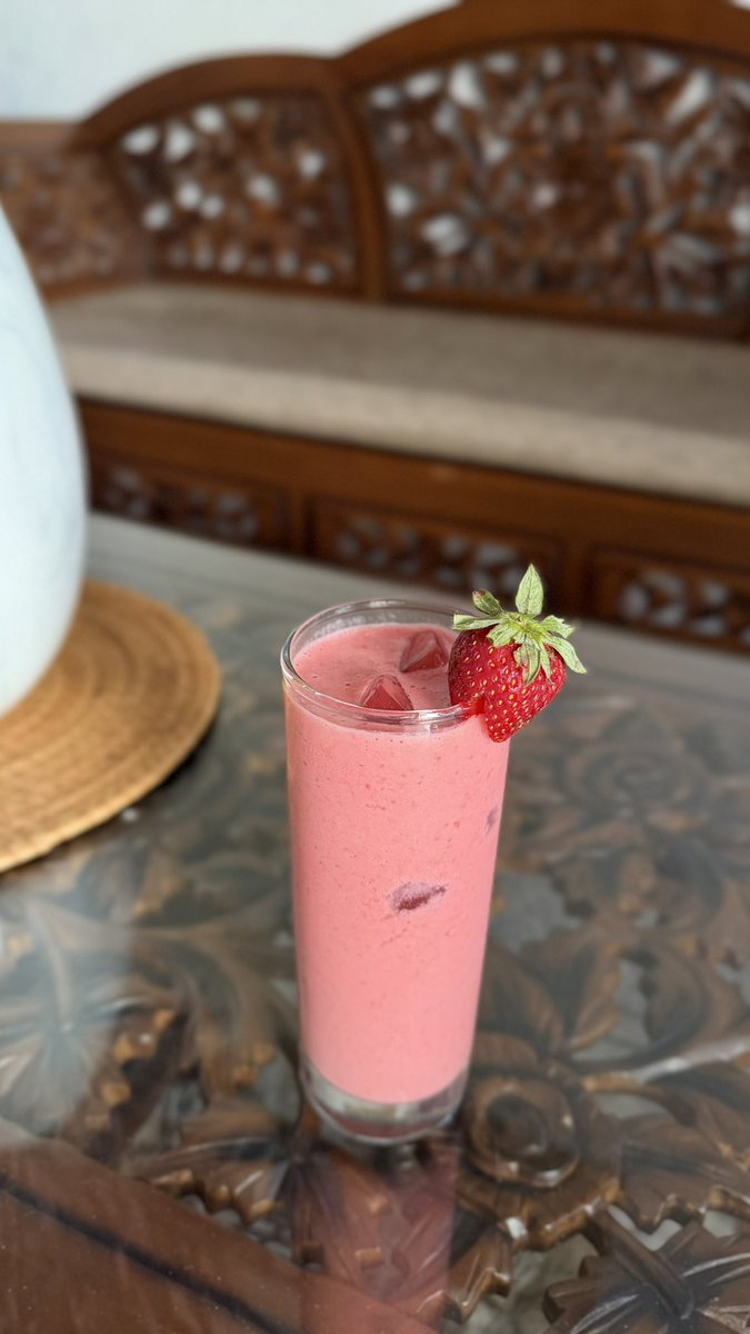 EntodGoodBye's tweet photo. Burger telur daging dan stroberi milkshake home made. https://t.co/WFRID0PG4J