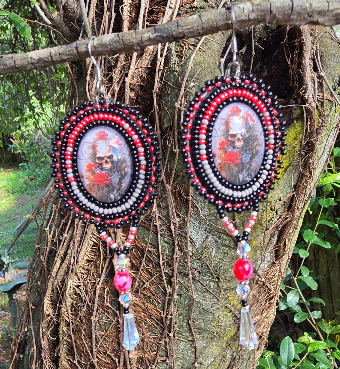 beauxbeautyblog's tweet photo. Skulls &amp; Roses... beaded earrings available in my Big Cartel store @ https://t.co/uRdiI4WZgN. Kukwstumckacw- thank you for looking! 💀🌹 #AlaskaNative #FirstNations #NativeMade #Skulls #Roses https://t.co/BJqbI7UI2c