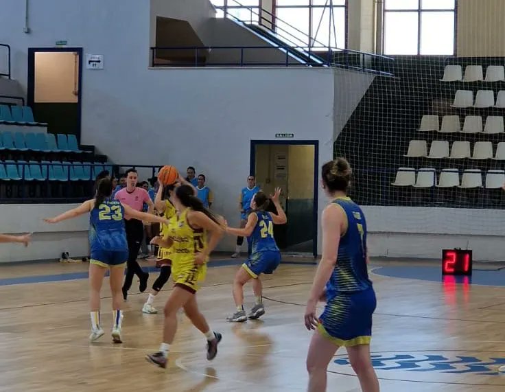 RadioIgualada's tweet photo. 🏀 El @CBIgualada femení cau en la primera jornada de la fase d’ascens contra el Pozuelo (51-52) i aquest divendres s’enfronta (13.15 h) a la Universitat Deusto Loiola

👉 https://t.co/YzjCCZNTZS https://t.co/Un4QCnaHIG