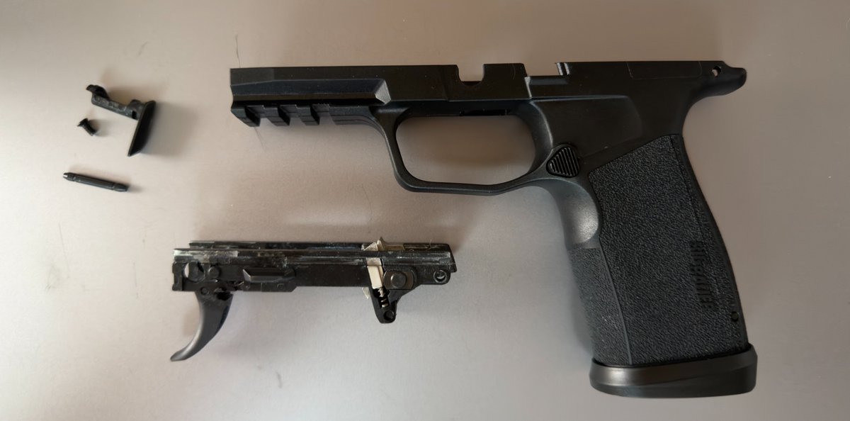 Gbb_Scott's tweet photo. 今朝POSTしたやつトリガー交換前の純正タイプのトリガー付きフレームなんだけど交換後の奴もPOSTしておきます。 https://t.co/GYibfLVQMK
