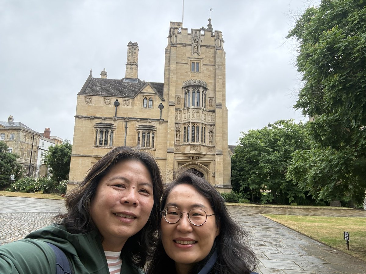 erhminlai's tweet photo. Great visit at @OxfordBiology. Thanks my host @EunyoungChae for the warm hospitality. Enjoyed sharing our work on #agrobacteria @IPMBSinica, talking to people for scientific discussion as well as casual chatting, and experiencing the Oxford tradition. https://t.co/2MuhvxOgrF