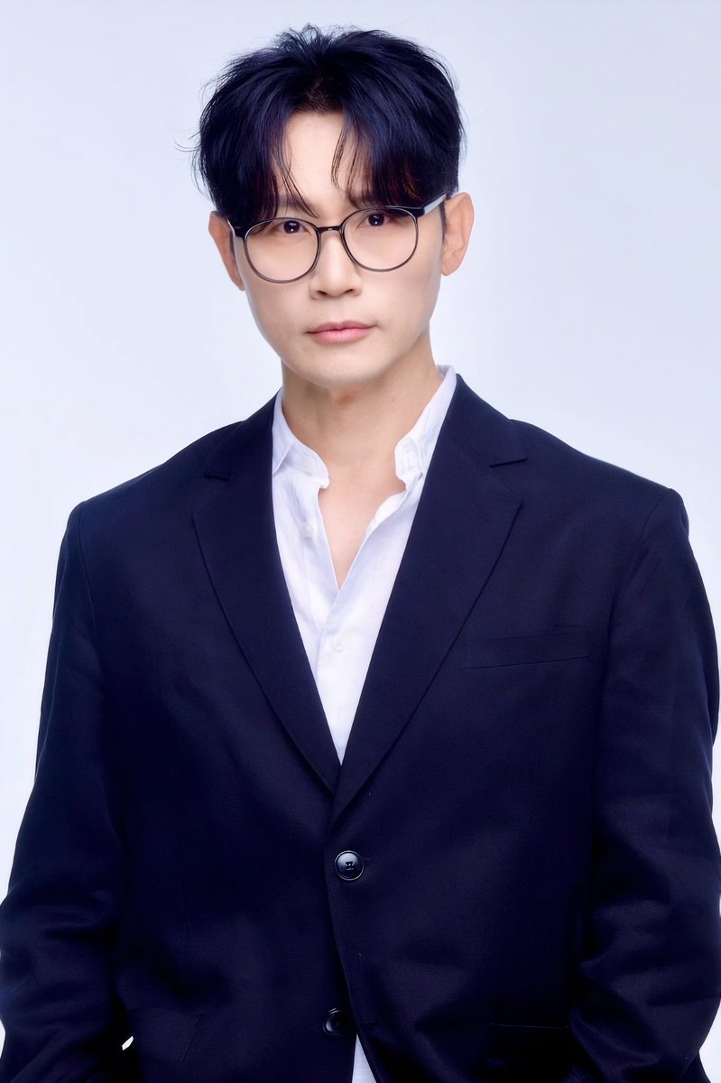 OtokazeC's tweet photo. 韓国出身の実力派シンガー、#イ・ヒョヌク さんの日本初アルバム『#幸せの時計』が6/17発売決定💿✨

リード曲「幸せの時間」は銀婚式を迎える夫婦へ贈る究極のラブソングです。

作曲家 #山田ゆうすけ 先生との出会いを経て、日本の歌謡ポップスに魅了されたというヒョヌクさんの優しさと哀愁あふれる歌声も魅力です。

👇
 https://t.co/T4iVT3Jlxk