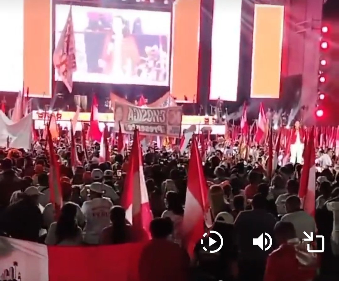 Wolfdruida's tweet photo. No hay manera de describir el mitin de cierre de campaña de Keiko Fujimori en el Monumental. Multitudinario, apoteósico, fatástico. Una lideresa gigante frente a un coloso monumental abarrotado de gente. Era imposible llegar al lugar. Un inolvidable cierre pocas veces visto. https://t.co/52gAJGlMpN