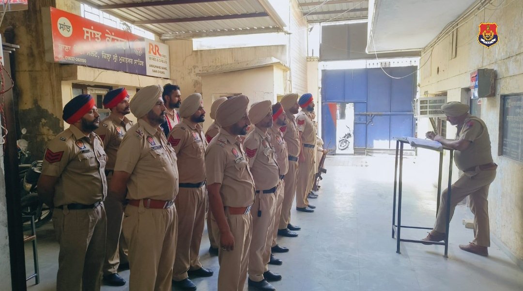 MuktsarPolice's tweet photo. Morning Roll-Call in Police Stations was conducted by SHOs in District Sri Muktsar Sahib. In this,SHOs inspected uniforms of the Police Personnel,briefed them about day’s tasks & issued necessary instructions to maintain law and order situation. #ForceIsFamily #LetsBringTheChange https://t.co/EsF1SN5kDl