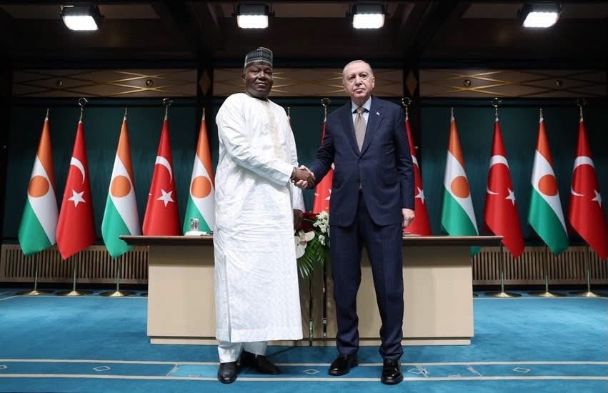 TRUSTMagazine1's tweet photo. Niger–Türkiye : Tiani et Erdoğan renforcent leur partenariat stratégique https://t.co/R97DzVdraT https://t.co/WCIHytKkKR