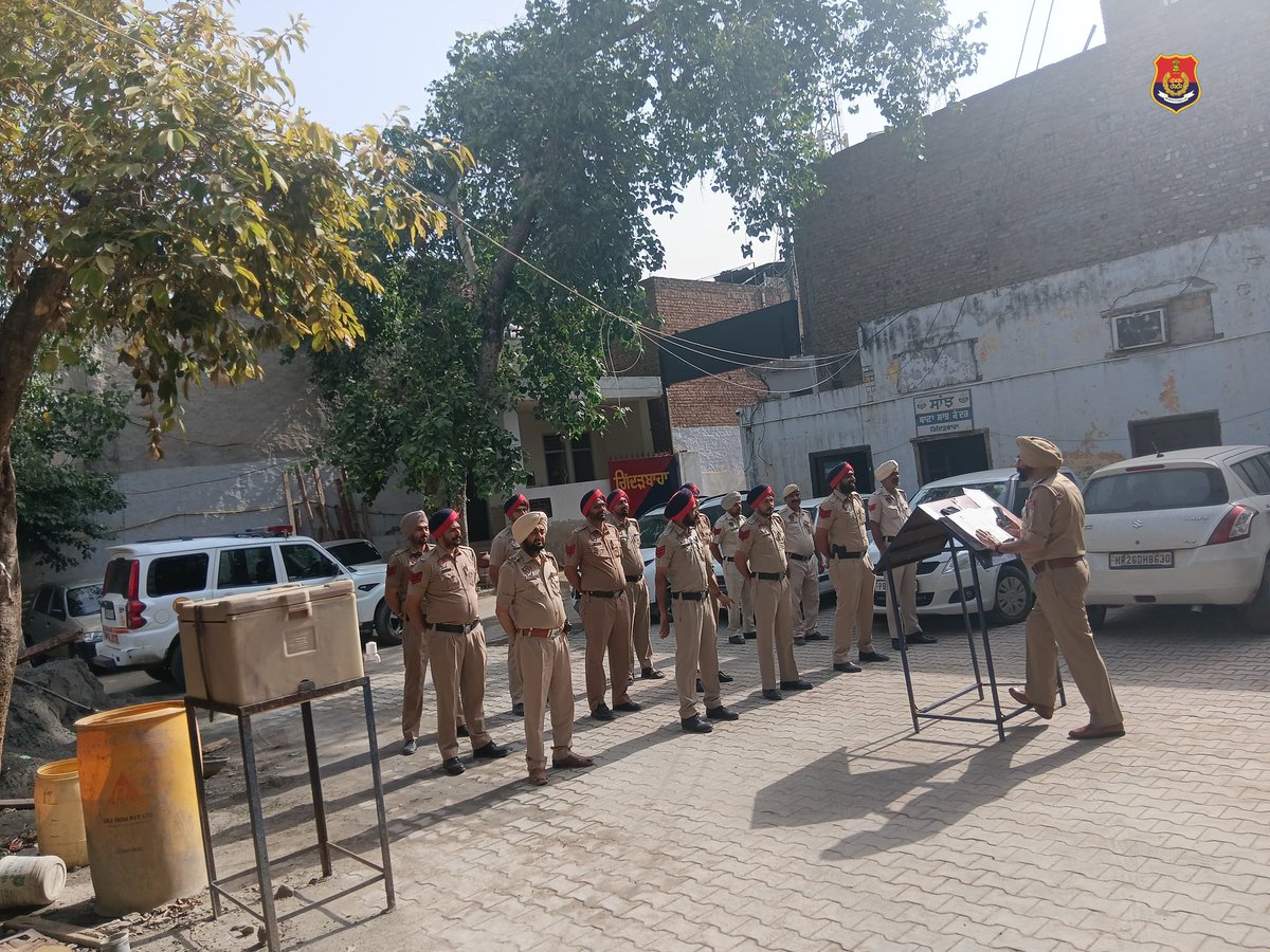 MuktsarPolice's tweet photo. Morning Roll-Call in Police Stations was conducted by SHOs in District Sri Muktsar Sahib. In this,SHOs inspected uniforms of the Police Personnel,briefed them about day’s tasks & issued necessary instructions to maintain law and order situation. #ForceIsFamily #LetsBringTheChange https://t.co/EsF1SN5kDl