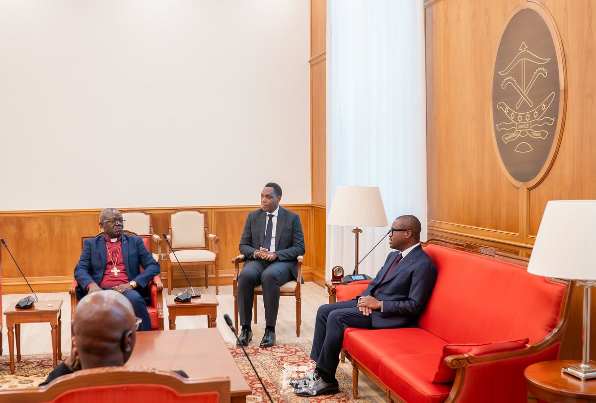 PresidenceBenin's tweet photo. Après avoir reçu la délégation du Conseil supérieur de mise en œuvre des résolutions du CST de l’Église du Christianisme Céleste (ECC), le #Prbenin @WadagniRomuald, a également accordé une audience à une délégation de l'EPMB, conduite par son Pdt. Éminence Amos Kponjesu HOUNSA. https://t.co/9XQnoenA3U