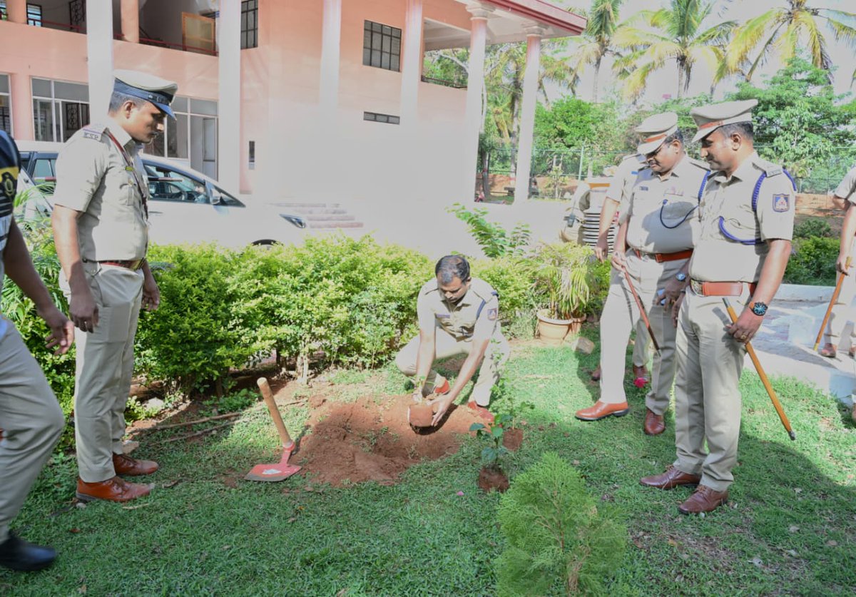 SPTumkur's tweet photo. ವಿಶ್ವ ಪರಿಸರ ದಿನ 2026:
"ಇಂದು ಒಂದು ಸಸಿ ನೆಡುವ ಮೂಲಕ ನಾಳಿನ ಪೀಳಿಗೆಗೆ ಶುದ್ಧ ಗಾಳಿ ಮತ್ತು ಹಸಿರು ಪರಿಸರವನ್ನು ಉಡುಗೊರೆಯಾಗಿ ನೀಡೋಣ."
#TumakuruDistrictPolice
#WorldEnvironmentDay2026
#June05 #DAR #ParadeGround
@DspTumkur #AddlSpTumkur
@venkatashok @TumakuruTraffic https://t.co/MADenPSCvY
