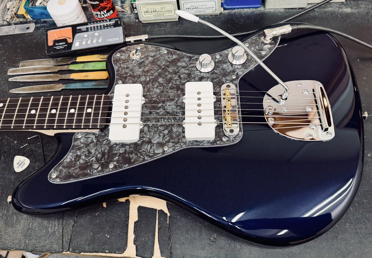 psychede1999's tweet photo. 濃厚でディープな群青系のメタリックを
マッチングヘッドにてフィニッシュし
ブラックパール柄の
ピックガードを組み合わせた
クールな面構えの
10本限定
Psychederhythm（サイケデリズム）
Tanzante Blue Metallicの
Psychomasterが

https://t.co/KdWpFi8Ls0

間もなく完成します！ https://t.co/b8SiYrhsqW
