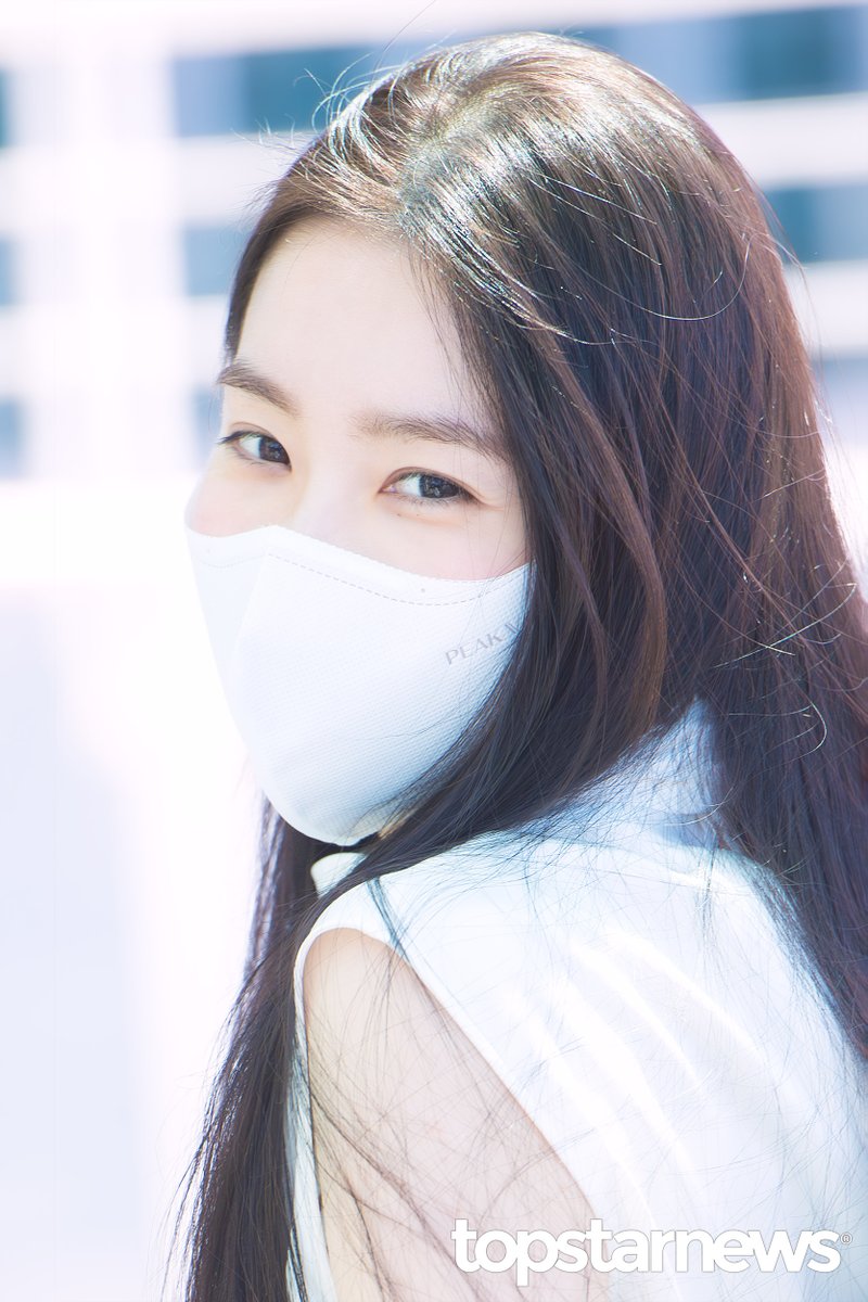 TSN_PHOTO's tweet photo. [HD포토] 레드벨벳 아이린, ‘설레는 이 맘 멈출 수 없어’ (인천공항 출국) #아이린 #IRENE #레드벨벳 #RedVelvet #인천공항 #출국 #입국 #프리뷰 https://t.co/VXzKtsKncR <- Original Photo https://t.co/56G1eem87Z