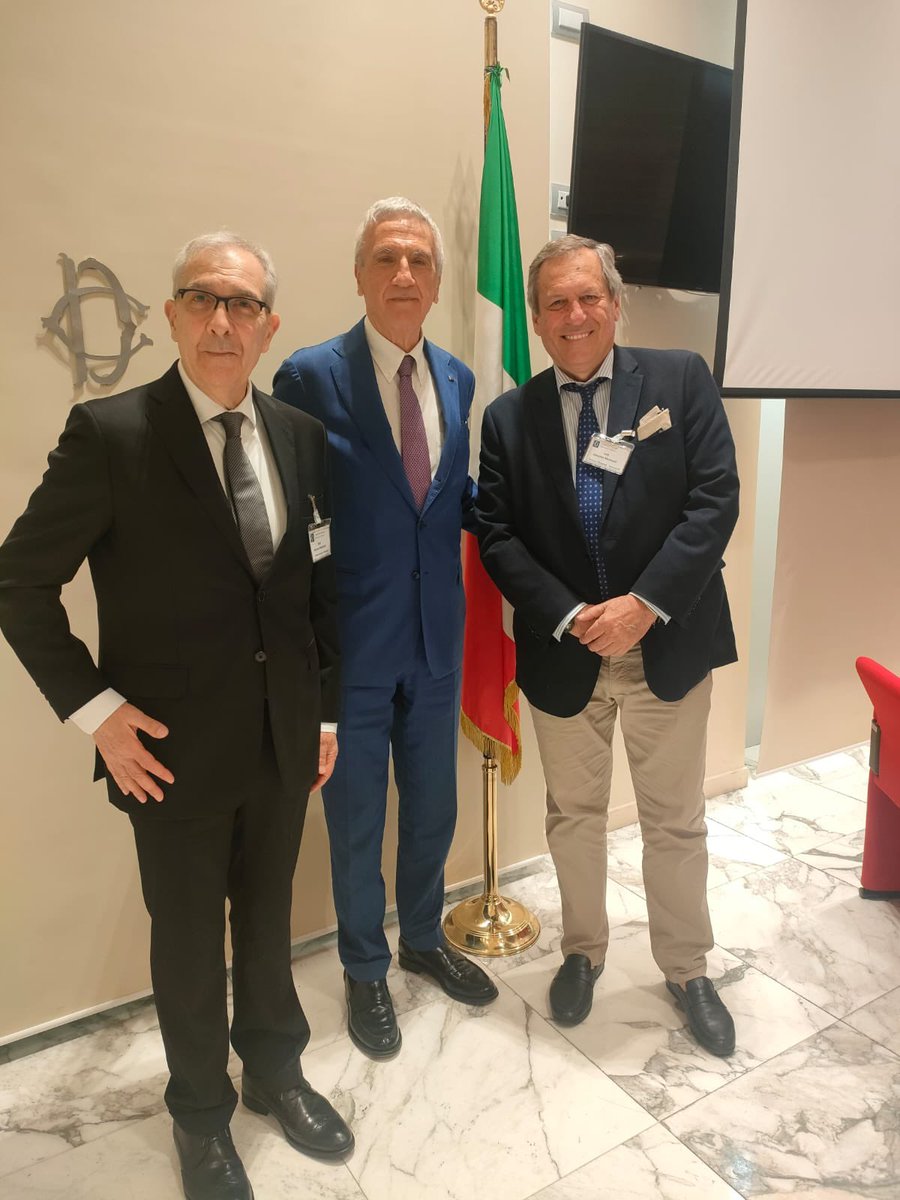 LCiocchetti's tweet photo. Ringrazio l’amico Prof. Pino Capua e il Prof. Andrea Scala per aver promosso questo importante evento, che ho avuto il piacere di ospitare presso la Sala Matteotti della Camera dei Deputati, dal titolo “Le protesi di caviglia – attualità e prospettive”.

Quando si affrontano temi che incidono concretamente sul miglioramento della qualità della vita delle persone, come emerso oggi dagli interventi e dalle testimonianze presentate — comprese quelle relative alle persone con disabilità fisiche — è doveroso promuoverli, sostenerli e valorizzarli.

La Commissione Affari Sociali della Camera dei Deputati, che si occupa quotidianamente dei temi della sanità, lavora costantemente per migliorare le condizioni degli operatori del Servizio Sanitario Nazionale, con l’obiettivo di garantire risposte sempre più efficaci ai cittadini, ai pazienti e alle loro famiglie.

Pur nelle difficoltà che il nostro sistema sanitario affronta ogni giorno, abbiamo il dovere di continuare a difenderlo, potenziarlo e renderlo sempre più capace di accogliere innovazione, ricerca e formazione di nuovi specialisti, in grado di contribuire concretamente al benessere delle persone.

Oggi siamo di fronte a sfide decisive: le terapie avanzate, la robotica e le nuove frontiere della ricerca stanno già cambiando il futuro della medicina e salvando vite umane. Ma accanto alla cura, è fondamentale investire anche nel miglioramento della qualità della vita.

L’utilizzo di impianti protesici sempre più evoluti rappresenta un passo avanti importante: significa favorire una migliore mobilità, maggiore autonomia e una piena inclusione sociale, contribuendo anche a superare condizioni di disagio e stigma che troppo spesso accompagnano le disabilità fisiche.

Investire in innovazione sanitaria significa, quindi, non solo curare, ma restituire dignità, libertà e nuove opportunità di vita alle persone.