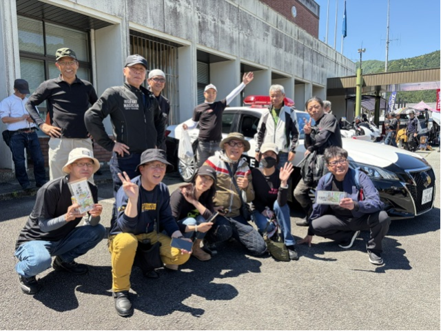 Mpp_mie's tweet photo. 【松阪署から】
５月３０日、道の駅飯高駅で開催された、県内外からたくさんのバイク利用者が集まる「クシタニコーヒーブレイ��ミーティング」で、交通事故防止を呼びかけました🏍現在、交通死亡事故多発警報発令中です⚠️ツーリング時は時間と気持ちに余裕を持った運転を❗ https://t.co/B6vQ1MUHPz