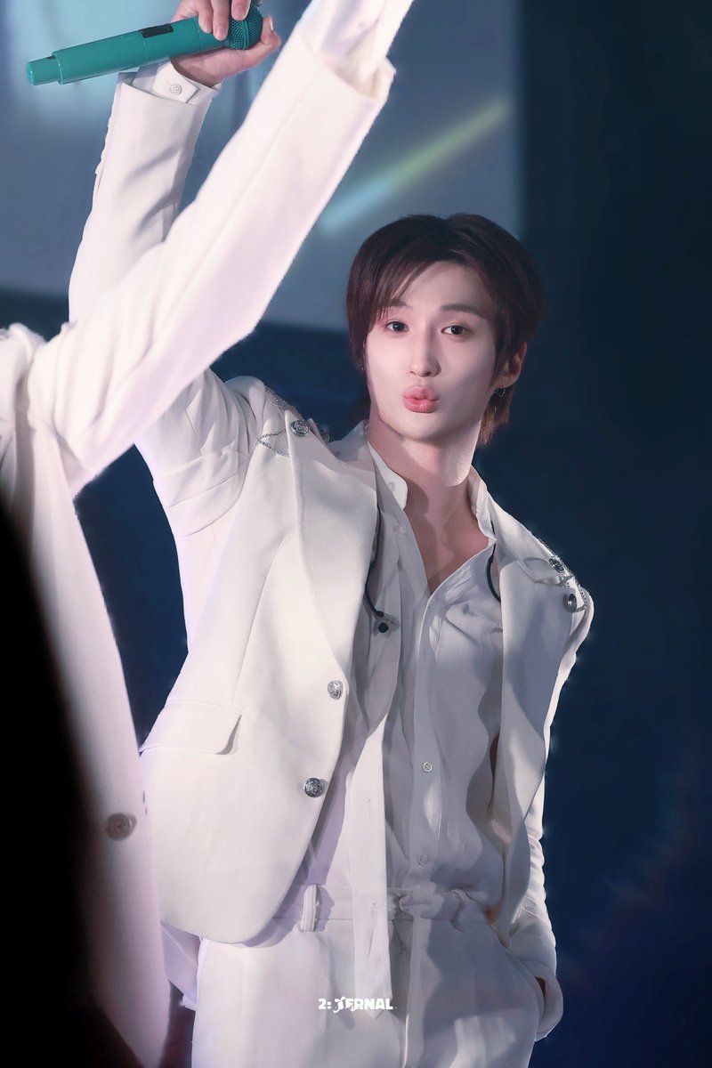 _2ternal_19's tweet photo. put your hands up👋

#DKB #다크비 #E_CHAN #이찬 #이창민 https://t.co/WX0RlJEzR3