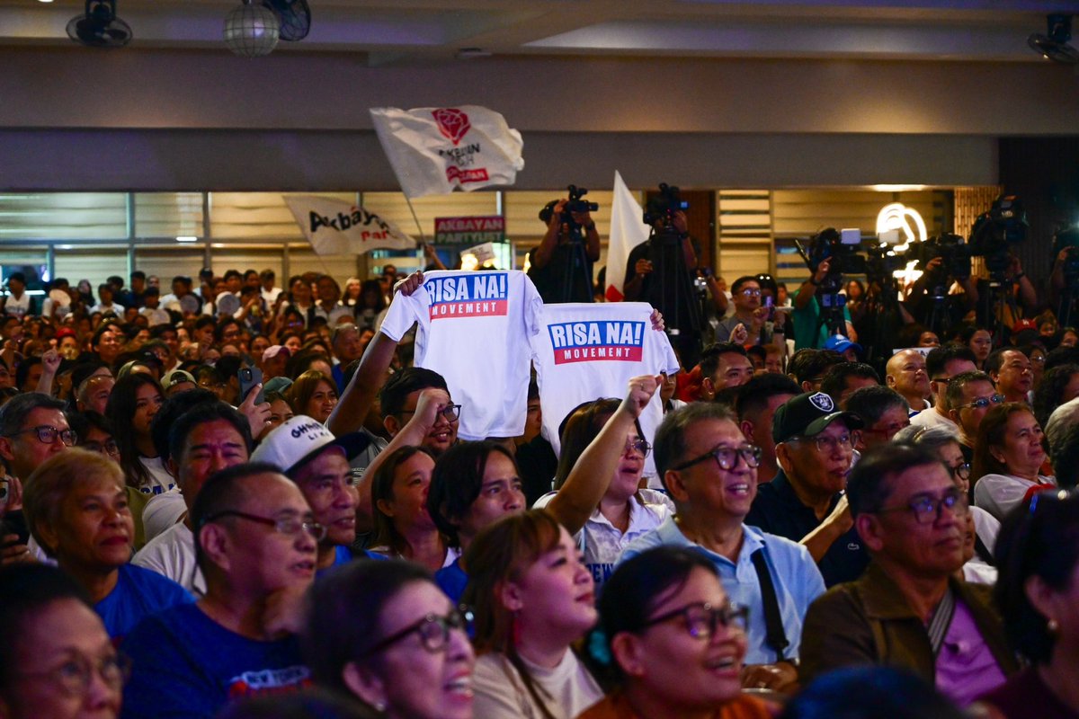 AkbayanParty's tweet photo. Sa gitna ng krisis sa pamamahala at pagwawatak-watak, kailangan natin ng lider na may integridad, kakayahan, at malinaw na bisyon para sa bansa. 

Isang lider na hindi umaatras sa harap ng mga hamon, patuloy na pinoprotektahan ang karapatan ng mamamayan, at inuuna ang kapakanan ng bayan.

Kasama natin si Risa Hontiveros sa laban para sa mas maayos, makatarungan, at mas maunlad na Pilipinas. Dahil ang bansang hindi umaatras ay bansang kayang sumulong sa magandang bukas.

Sulong, Pilipinas! Risa na! 🌷🇵🇭