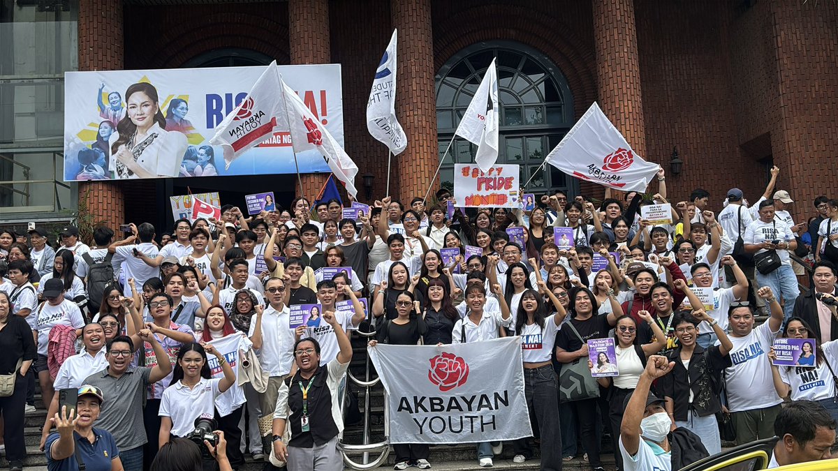 AkbayanParty's tweet photo. Sa gitna ng krisis sa pamamahala at pagwawatak-watak, kailangan natin ng lider na may integridad, kakayahan, at malinaw na bisyon para sa bansa. 

Isang lider na hindi umaatras sa harap ng mga hamon, patuloy na pinoprotektahan ang karapatan ng mamamayan, at inuuna ang kapakanan ng bayan.

Kasama natin si Risa Hontiveros sa laban para sa mas maayos, makatarungan, at mas maunlad na Pilipinas. Dahil ang bansang hindi umaatras ay bansang kayang sumulong sa magandang bukas.

Sulong, Pilipinas! Risa na! 🌷🇵🇭