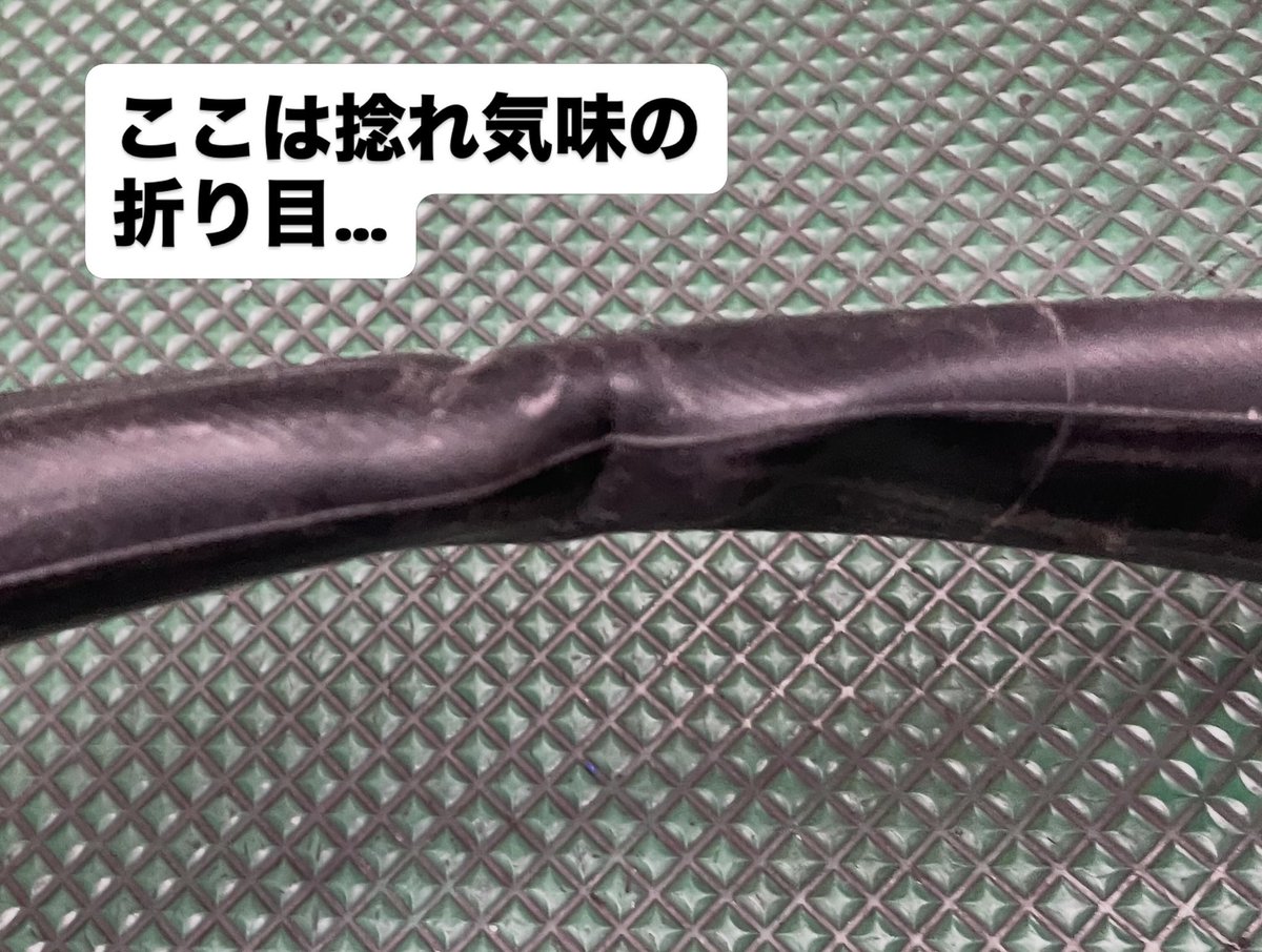 RushEye2012's tweet photo. パンク修理にて持ち込まれた自転車のチューブです。
ご覧の通り何箇所も折り目がついております。
そのうちの1箇所は何と捻れた状態で収まっていた模様…😯
パンクの原因はこの折り目がガイドの様になり、そこが切れて穴が空いてしまったようです。

こんなに折り目がつきまくってるなんて、まさかタイヤサイズより大きなサイズのチューブかと思い確認しましたが、サイズは合ってました。
それにしても、こんな状態のチューブは初めてみました👀‼️

ここまで折り目だらけだと流石にパンク修理しても折り目がきっかけでまた再発する可能性が非常に高いので、チューブ交換とさせていただきました…。

これは人為的なミスで間違いないと思ったと同時に、自分もこう言う結果を残さない様に作業は丁寧にしなければ…と再認識した次第です😌