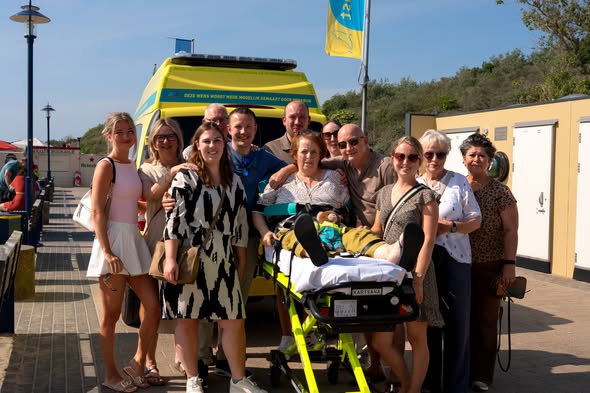 StAmbulancewens's tweet photo. Deze mevrouw kon nog genieten van het strand van Rockanje en afscheid nemen van vrienden en familie.
Ook vandaag helpen wij acht andere immobiele en/of terminale patiënten met het vervullen van hun laatste wens. https://t.co/8rGPPE6GKI
