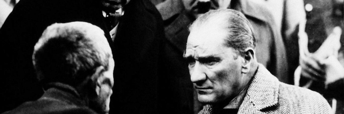 forestercihan's tweet photo. Profilimde bu fotoğraf var. Ben Kemalist miyim? Bilmiyorum, 80 farklı Kemalizm tanımı var. Ben Atatürkçü müyüm? Onu da bilmiyorum. 80 farklı Atatürkçü tipolojisi var. Ama şunu biliyorum: Ben Atatürk'e minnettarım. Karadeniz'in bir dağ köyünden, ilkokul mezun bir baba ve okuması olmayan bir annenin beşinci çocuğu olarak çıkıp buralara geldiysem onun sayesindedir.

Atatürk'ü ilahlaştırmıyorum. Bana göre hataları da var. Keşke öyle değil de böyle yapsaydı dediğim konular var. Ama ben bunları 100 yıl sonra düşünüyorum. O 100 yıl önce ateşin içindeyken yaptı ne yaptıysa. Şimdi, onun sayesinde oturdukları konforlu koltuklarından, klimalı odalarından Atatürk'e sayıp sövenlere üzülüyorum. Acaba onun zamanında, onun şartlarında olsalardı ne yaparlardı, kuyruklarını kıstırıp nerelere saklanırlardı diye düşünmekten kendimi alamıyorum.

Atatürk hiçbir zaman benin koyduğum yerde kalın demedi. Beni aşın, beni geçin, ilerleyin dedi. Benim ondan öğrendiğim budur. Ama ben kendime Kemalist ya da Atatürkçü diyerek onun adını kirletemem. Onun gösterdiği yolda, ki o yol akıl ve bilim yoludur, ilerlemeye çalışan sıradan bir insanım.

Kemalist diyerek başlayıp, ardından küfürler etmek moda oldu. Varsın olsun. Bu Atatürk'ten bir şey eksiltmez. Tersine onun büyüklüğünü perçinler. Çünkü küfür çaresizliğin göstergesidir. Atatürk karşısında çaresiz kaldıkça küfretmeye devam edecekler.

Sizi bilmem ama benim ona minnettarlığım hiç bitmeyecek. İyi ki bu topraklar bir Atatürk çıkardı. İyi ki Ata'msın Atam.
