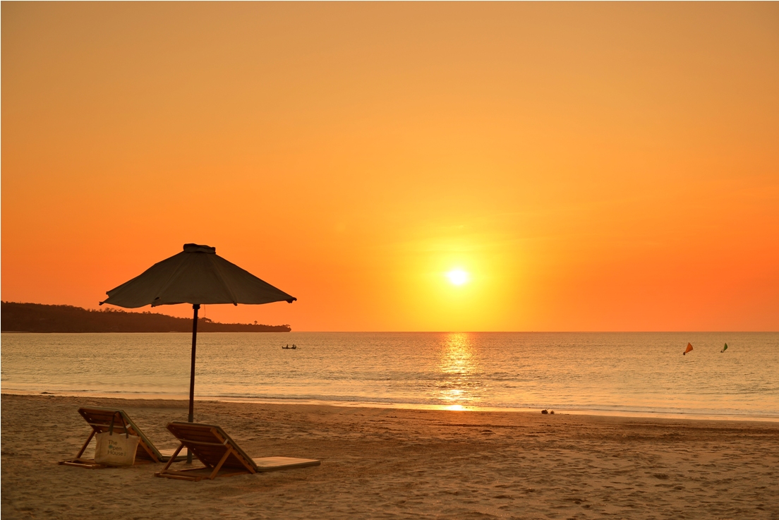 OpenHousebali's tweet photo. Jimbaran Bay has one of the best beaches in Bali, easy for swimming as there are no sea currents, and offers the most spectacular sunsets. Ideal for daily strolls from the airport to the 4 Seasons.  The Open House Bali is right in the middle of the bay. https://t.co/gRghYArfJy https://t.co/2SMXjipolz