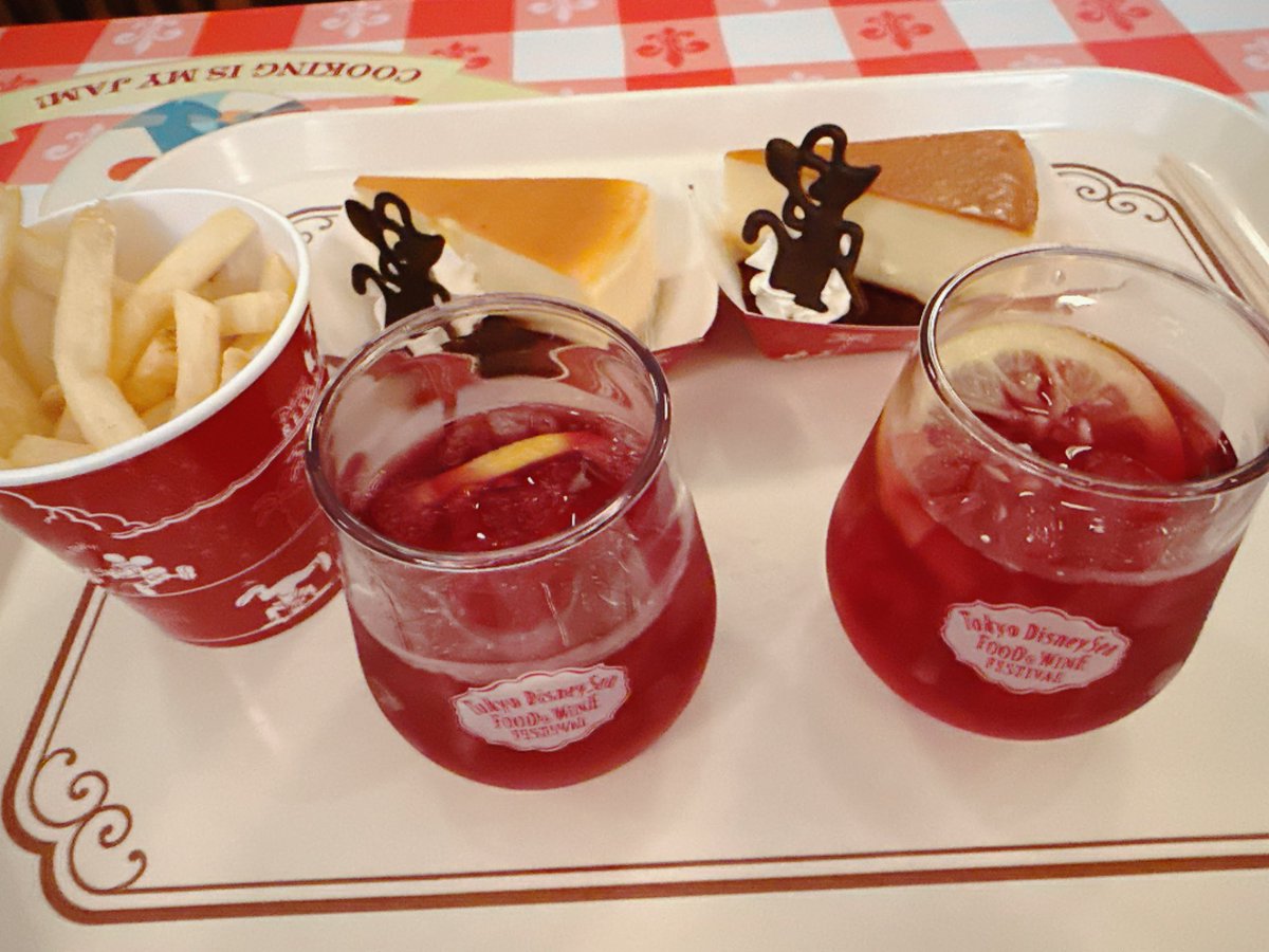 Go55F's tweet photo. ニューヨークデリ

チーズケーキとワインカクテル

ワインカクテルは赤ワインとレモネード
カルピスみたいで飲みやすい💕 https://t.co/B50mzSc3iw