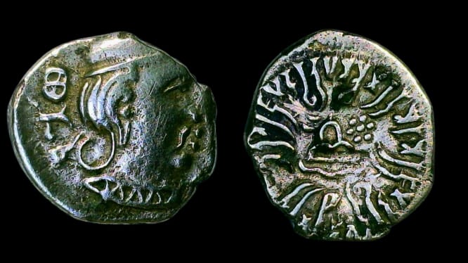 BegulaCryptoCat's tweet photo. Western Kshatrapas
Swami Rudrasena III
Silver Drachma, 14 mm, 2 grams

Obverse: Head of king to the right. Clear date 291 (369 AD)
Reverse: Crescented three-arched hill (chaitya), river below. crescent moon at left, sun at right with Brahmi legend around https://t.co/GGzCmGXCGK