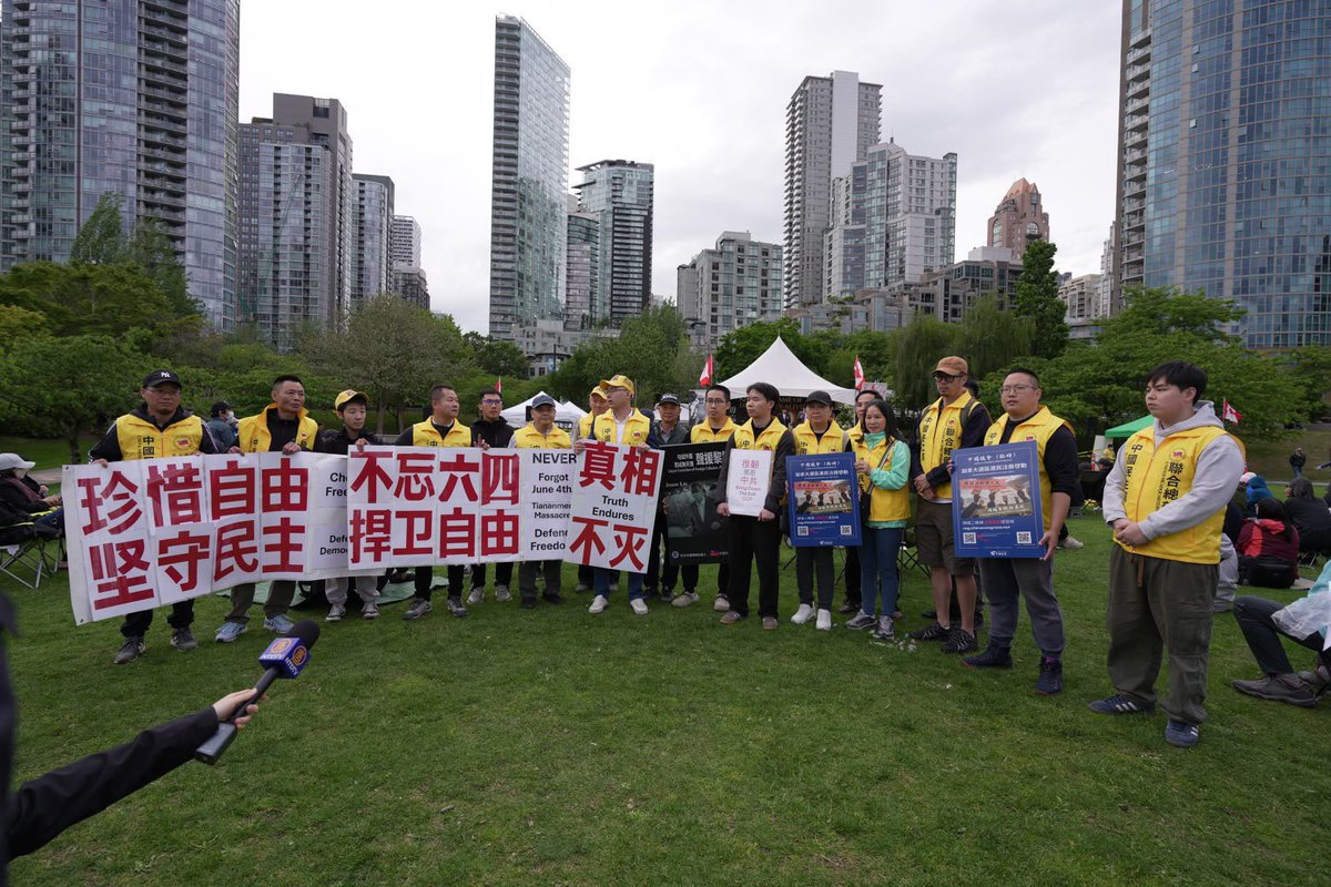 wudi1998's tweet photo. 今天中国民主党温哥华党员在中共国中领馆前和林思齐公园的六四烛光悼念晚会中为中国争取民主自由呐喊！

Today, members of the China Democracy Party of Vancouver gathered at the Chinese Consulate in Vancouver and at the June 4th Candlelight Vigil in David Lam Park, calling for democracy, freedom, and justice in China.