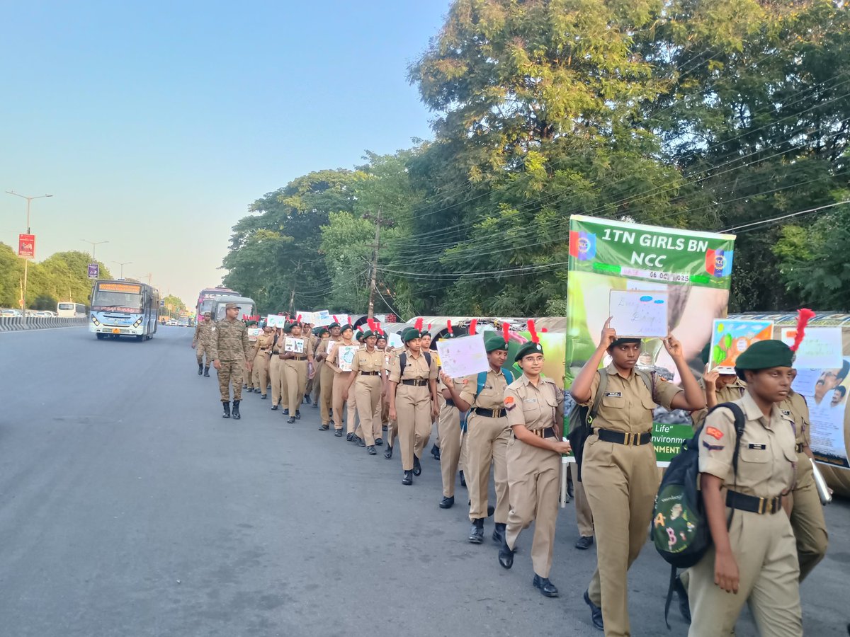 geetsen2000's tweet photo. SMALL STEPS BIG IMPACT 
500 cadets of 1 TN Girls Bn Ncc 
took to impact the public on the occasion of "WORLD ENVIRONMENT DAY". With slogans &amp; posters they marched from Air force station, Tambaram to Railway station, Tambaram.@HQ_DG_NCC @NCCDte_TNPAN @tnnccgpa https://t.co/5v6GGPeDIa
