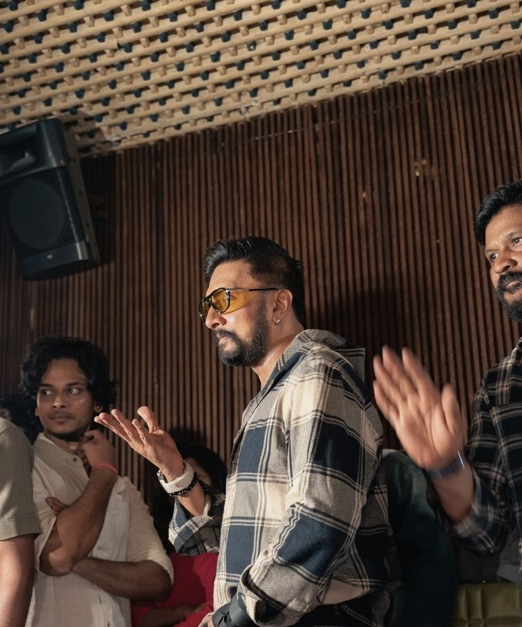 KichchaLeo's tweet photo. Someone Convince me that this Man is 52 Years Old Mann!😭❤️.
Bro @KicchaSudeep you’re still Ageing like a Fine Wine✨😮‍💨. https://t.co/235z7RNiVk