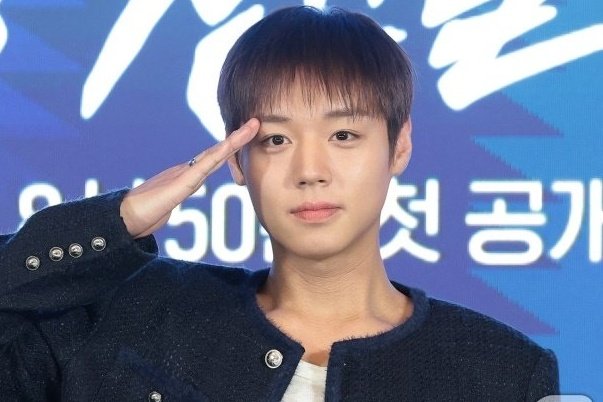 hallyuforums's tweet photo. #ParkJiHoon hopes to shed his ‘good boy’ image, says he wants to play “the most evil person in the world” in a future villain role. 

Actor and singer Park Jihoon has revealed that he wants to step away from the righteous and kind-hearted characters he has portrayed so far and challenge himself with a full-fledged antagonist role.

Following his performances as Yeon Si Eun in Weak Hero and King Danjong in The King’s Warden, Jihoon shared that he is eager to explore a darker side of acting. Speaking about the type of role he wants to try next, he said: “I want to be the most evil person in the world. So far, most of my characters have always stood up for what's right, so I'm curious what it'd feel like to play a character who's truly bad.”

Jihoon explained that he is particularly interested in seeing how audiences would react if he successfully portrayed a villain capable of making viewers genuinely angry whenever he appeared on screen.

Elaborating further, he said: “You often see actors who play antagonist characters in dramas to the point where the moms watching get all emotional and pissed off too. I'm curious how people would see me if I played a character like that. I also want to know what it'd feel like to portray someone that evil and how I could express it.”

The actor added that he is fascinated by the challenge of bringing such a character to life and understanding the emotions required to convincingly portray a truly villainous figure. His comments have already sparked interest among fans, many of whom are curious to see him take on a darker and more complex role in a future project.

#HallyuForums #Hallyu #KDrama