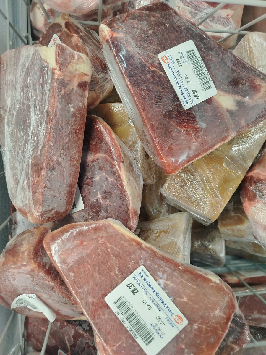 AlSarbini's tweet photo. Hanya mampu melihat tak mampu membeli😓 hasrat nk masak daging masak hitam tk kesampaian dr 1st Hari Raya Korban jika dpt dgg korban anak nk msk dgg msk hitam tp itula rezki hanya mmpu merancang, ckp kt ank tggu tahun depan je la 👌.. AllahuRabbi https://t.co/b2WL6MxrN4