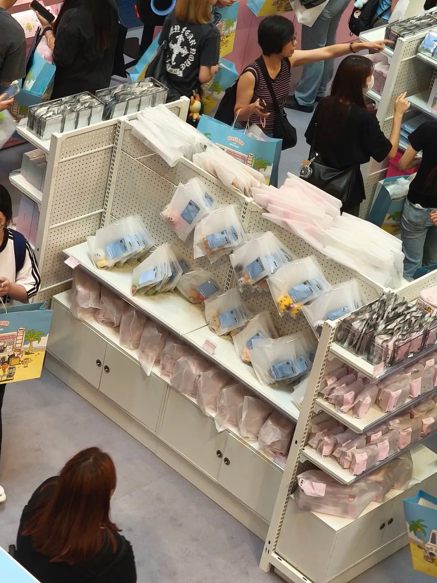 mansaecherry's tweet photo. choi-sold-out-seungcheol again at miniteen popup hong kong 😮‍💨

https://t.co/HzBzigIr52 https://t.co/n43IzB8jap