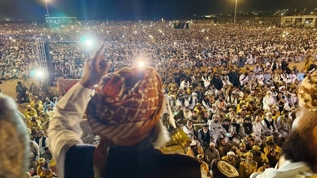 JUIAnswersBack's tweet photo. لبرل اور کچھ دیگر لوگ چاہتے ہیں کہ مذہبی طبقے کو جمہوری پارلیمانی سیاست سے دکھیل دیا جائے 
  آپ دیکھ نہیں رہے ہیں کہ اعزاز سید جیسے لوگ بلوچستان میں اتنی بڑی سیاسی ایکٹویٹی پر خاموش ہے 

#تحفظ_مدارس_حقوق_بلوچستان https://t.co/YxMm6leoEC