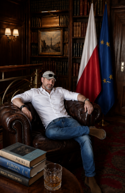 Kafir_PL's tweet photo. ZAWÓD BEZ WYKSZTAŁCENIA, ODPOWIEDZIALNOŚCI I WSTYDU

Patriotą może być każdy. Ale patriotą, który widzi dalej niż czubek własnego nosa, już niewielu. Najgłośniej o patriotyzmie drą ryja ci, którzy z Polski zrobili sobie zawodowy żłób. Polityka coraz częściej nie jest służbą, tylko zawodem bez wykształcenia, bez odpowiedzialności i bez wstydu. Idzie się tam nie dla Polski, tylko dla własnego ego, dominowania, parcia na szkło, immunitetu, znajomych w spółkach, fundacji, gabinetu, kierowcy i kasy. Niektóre partie wyglądają, jakby nie zbudowano ich z idei, tylko z ludzkiego politycznego gówna, które odkryło, że najłatwiej zarabia się na gniewie, strachu i prostym haśle. Tam patriotyzm jest dodatkiem, takim zielem angielskim wrzuconym przez ludożercę do gara z głównym daniem. Niby pachnie, niby ma udawać szlachetny smak, ale dalej wiadomo, co się gotuje.

Najbardziej bawią mnie narodowi krzykacze, dla których największym wrogiem Polski nie jest Rosja, czyli państwo, które realnie morduje, szantażuje, destabilizuje i od lat traktuje Europę Środkową jak własny folwark, tylko Unia Europejska. Ta sama Unia, z której przez dwadzieścia lat wydoiliśmy około 245,5 miliarda euro, wpłaciliśmy około 83,7 miliarda euro, a na czysto zostało nam mniej więcej 161,6 miliarda euro netto. To nie są drobne na waciki. To jest finansowy wodospad wbity w drogi, mosty, szkoły, kanalizację, oczyszczalnie, remizy, chodniki, rolnicze dopłaty i lokalne inwestycje. I dlatego jadę po tych rolnikach, związkowcach, górnikach i wszystkich świętych krowach dotacji, którzy latami brali, a teraz drą mordę, że Unia śmierdzi. Nowy ciągnik nie spadł z obłoku Matki Boskiej, kostki przed domem nie położył święty Izydor, dopłat do hektara nie wypłaciła husaria, a górnictwa nie trzymano przy życiu modlitwą pod barbórkowym sztandarem. Bóg nas nie obroni za nas. Królowa Jasnogórska też nie zastąpi państwa, gospodarki, sojuszy, wojska, pieniędzy i rozumu. Gdyby same święte obrazki wystarczały, nie mielibyśmy 123 lat zaborów, dwóch wojen światowych przetaczających się przez nasze ziemie i ponad 40 lat komuny na karku. Można wierzyć, można się modlić, można nosić medalik, ale jak nie masz silnego państwa, realnych sojuszy, armii, przemysłu, handlu i ludzi, którzy myślą dalej niż własna miedza, to zostaje ci tylko klęczenie w kurzu i zdziwienie, że historia znowu przejechała po tobie czołgiem.

A teraz wychodzi taki lokalny patriota po dopłatach i mówi, że Unia może już spierdalać, bo on sobie nowy ciągnik kupił, oborę postawił, dach wymienił, maszynę wziął, hektary utrzymał, dopłaty przytulił, a teraz nagle mu przeszkadzają przepisy. Chce hodować świnie na swoich zasadach, żeby mu nikt do obory nie zaglądał, bo jeszcze trzeba spełnić normy. Trzeba zadbać o warunki, dokumenty, odpady, wodę, dobrostan, higienę, kontrolę i porządek. A przecież pan gospodarz chciałby po staremu. Świnia ma rosnąć, kasa ma płynąć, a jak ktoś pyta o standardy, to zamach na polską wieś. Będzie palił śmieci za stodołą, plastik zakopie w lesie, bo „to mój las”, „moja ziemia”, „moja sprawa” i chuj, że Unia daje na ten las pieniądze, programy, ochronę, odtworzenia, inwestycje i całe zaplecze, z którego korzystał latami. Najpierw doił cycka, a jak mleko poszło w ciągnik, maszynę, dach i kostkę brukową, to nagle wielki suweren. Jak kasa płynie, to jest rozwój, modernizacja i „należało nam się”. Jak przychodzi kontrola, norma, wymóg, środowisko, śmieci, woda, powietrze albo zasady, to już jest brukselski zamordyzm.

Najlepsze jest to, że w tych samych rodzinach Unia śmierdzi tylko przy stole w Polsce. Brat robi w Niemczech na budowie i niemieckie euro już nie śmierdzi. Córka wyjechała do Włoch i pracuje, bo może legalnie jechać, mieszkać i zarabiać. Szwagier kupił apartament w Hiszpanii i jest wielkim Europejczykiem od tarasu, kawy i zachodu słońca. Syn jeździ tirem po Europie bez modlitwy na każdej granicy. A przy grillu dalej słyszysz, że Unia to okupacja. I jeszcze jeden z drugim myśli, że można wyjść z Unii, napluć wszystkim w twarz, rozwalić wspólny stół, a potem dalej siedzieć wygodnie w Schengen, jakby nic się nie stało. No kurwa nie. Nikt nie będzie nam lizał dupy tylko dlatego, że mamy wysokie mniemanie o własnym cierpieniu historycznym. Schengen, wspólny rynek, swobodny przepływ ludzi, towarów, pracy i pieniędzy to nie święty obrazek nad drzwiami, tylko układ zasad, interesów i zaufania. W 2024 roku około trzy czwarte polskiego eksportu szło do Unii, a ponad połowa importu przychodziła z Unii. Lidl, Biedronka, pełne półki, części do ciągnika, chemia, leki, pasza, elektronarzędzia, paliwo i ubrania nie spadają z nieba na spadochronie z Matką Boską Częstochowską. Po wyjściu z Unii promka nie będzie w aplikacji, tylko na targu, jak chłop będzie chciał szybko sprzedać ziemniaki, bo mu gniją na przyczepie.

Pierdolę hasła „nie zgodzę się z tobą” pisane przez tani internet na tanim kompie, właśnie kurwa dzięki Unii. Ona też mnie wkurwia niektórymi zasadami, też mam czasem ochotę złapać się za głowę, kiedy widzę kolejną regulacyjną sraczkę i urzędniczą nadgorliwość, ale właśnie po to wysyłacie do Unii swoich polityków, żeby tam walczyli o nasze zasady, nasze interesy i nasze poprawki, a nie darli mordę z Brukseli na potrzeby własnej partii, niekoniecznie na potrzeby kraju. Więc pieprzę wpisy „prawdziwych Polaków”, którzy chcą mieć armię, ale już bez obowiązkowego poboru. A to już temat, o którym wypowiem się niedługo. I jeszcze jedno dla husarskich historyków z TikToka. W czasach husarii była Rzeczpospolita Obojga Narodów, czyli wielonarodowe państwo, w którym pod jedną chorągwią potrafili służyć ludzie różnych języków, krwi, wiary i tradycji, było tam więcej narodowości niż kurwa w Legii Cudzoziemskiej. Ale to trzeba znać historię z książek, a nie z trzydziestosekundowego filmiku, gdzie husarz macha skrzydłem, a pod spodem leci muzyka dla patriotów z kartonu.