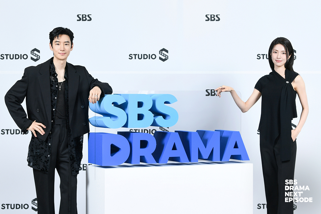 SBSNOW's tweet photo. 2026년, 2027년에도 SBS 드라마 승산 있습니다!!!
SBS 드라마 미디어데이: Next Episode 포토월📸

SBS 새 금토드라마 <김부장>
☞ 6월 26일 [금] 밤 9시 50분 첫 방송

SBS 새 드라마 <승산있습니다>
☞ 2027년 방송 예정

#SBS새금토드라마 #김부장
#AgentKimReactivated
#SBS새드라마 #승산있습니다 https://t.co/Bxg3UNXrC5