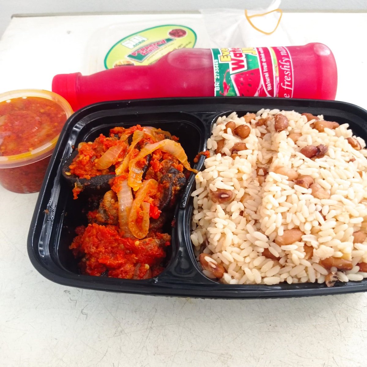 StilAgroHub's tweet photo. Friday 5th June in Lagos 🇳🇬

Chilling with the guys today? Don’t forget to treat yourself right 💪

Grab our fortified snail food — rich in protein for muscle strength and packed with Vitamin B5 to support energy production ⚡️

Eat well. Stay strong. Enjoy your Friday. https://t.co/kiqZbVtYtR