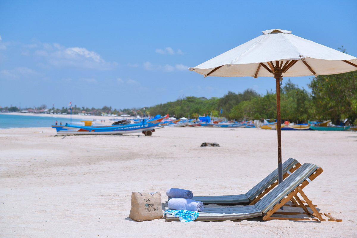 OpenHousebali's tweet photo. Dear traveller to Bali, if you wish to avoid the terrible traffic in Bali, stay in Jimbaran Bay, a 10-minute drive from the airport, with a long, white-sand beach for the whole family and, last but not least, unforgettable, romantic sunsets.       https://t.co/gRghYArfJy https://t.co/xF9tac2t4r