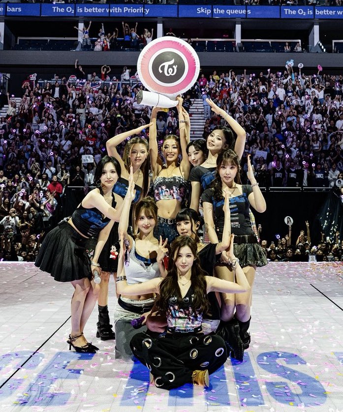 sweet_yuki230's tweet photo. 런던 콘서트 끝나고 런던 시계탑 포즈 하고 
단체 사진 찍은 트와이스
잘했지ㅋㅋ 하는 모모 https://t.co/aRLqiEcUPC