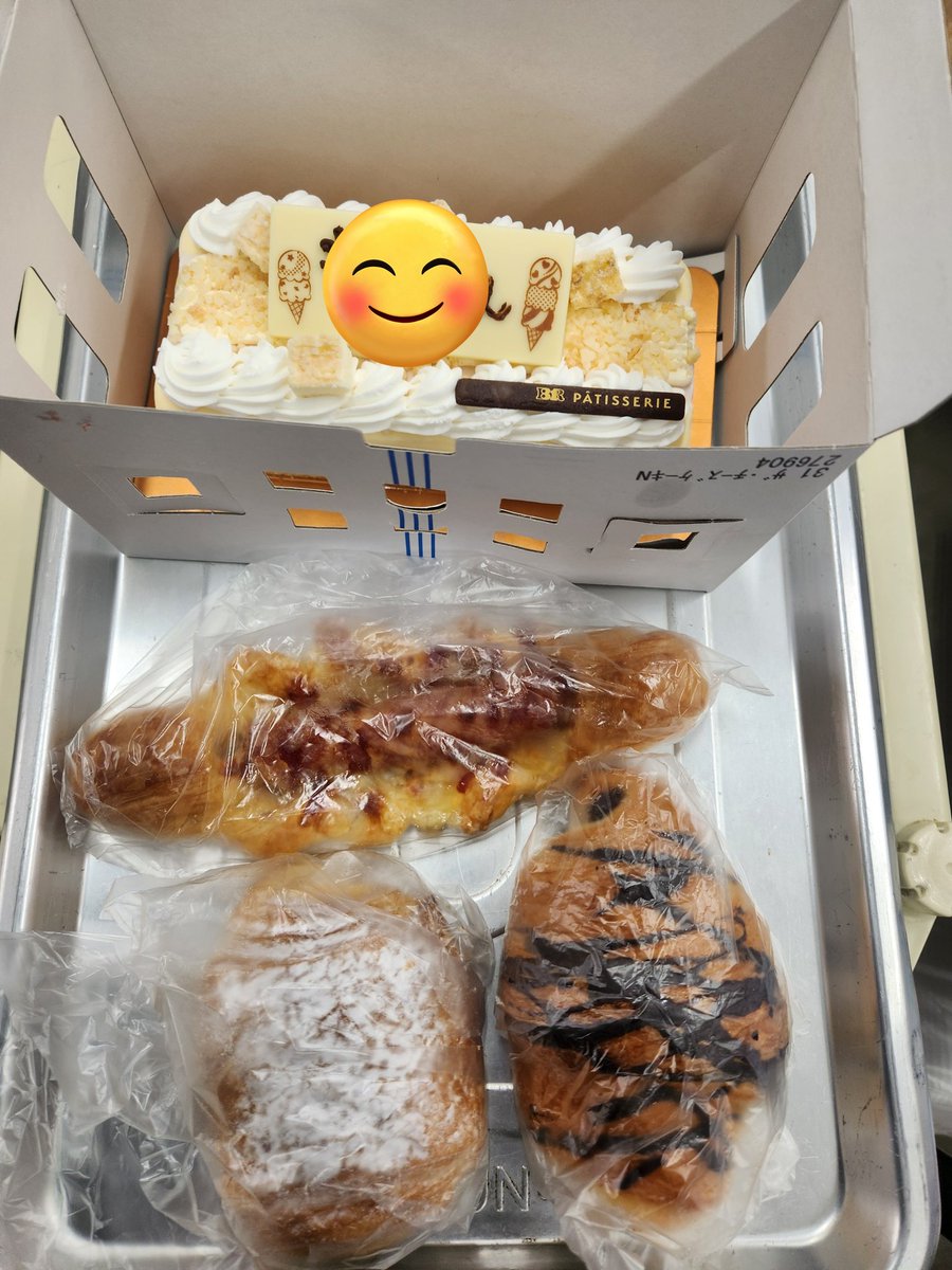 fall7117's tweet photo. なんと誕生日ケーキもらった❗
今年は部下に恵まれたようだ🤗
サーティワンの🍨アイスチーズケーキ🍰
マジで上手いから食べてみて😋 https://t.co/4CXV8WGiQD