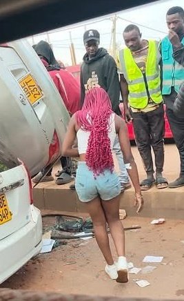 MSWALUBAYA's tweet photo. @oedmonlucas This lady could have taken the drivers attention especially if she was seated  near the driver's seat. https://t.co/e5IMw33rPK