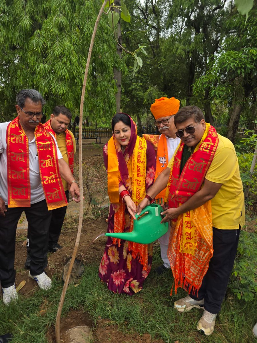 DeepaNathawat's tweet photo. 🌿 एक वृक्ष केवल पौधा नहीं, बल्कि आने वाली पीढ़ियों के लिए जीवन का उपहार है। 🌱

“हर व्यक्ति एक वृक्ष लगाए, हर परिवार एक हरित संकल्प निभाए।” 🌳

आप सभी विश्व पर्यावरण दिवस की हार्दिक शुभकामनाएं।

#WorldEnvironmentDay #EnvironmentDay #SaveEnvironment https://t.co/9L6MoDZzHK