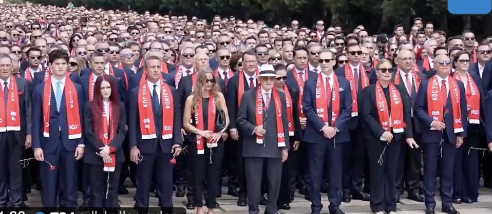 Ercnyldrm1's tweet photo. Lengeri fötr şapkalı Koç başta, İstanbul büyük burjuvazisi dağıtılmadan, bunlar "millileştirilmeden" statüko bitmez, Türkiye kendine gelemez.

Türkiye'nin kendi ayakları üzerinde, 
kendi sözünü söyleyen, 
kendi kararlarını alabilen, 
İmparatorluk misyonunu yerine getirebilen ülke olması,
3. Türk İmparatorluğu ve Pax İslamica'yı kurabilmesi için dünya sistemini geriletmeli, sistemin karşısına geçmeli, 
ondan önce içimizdeki milli-yerli görünümlü küresel burjuva elemanlarını-odaklarını ayıklamalı.
https://t.co/Ur3Vcpbcwl