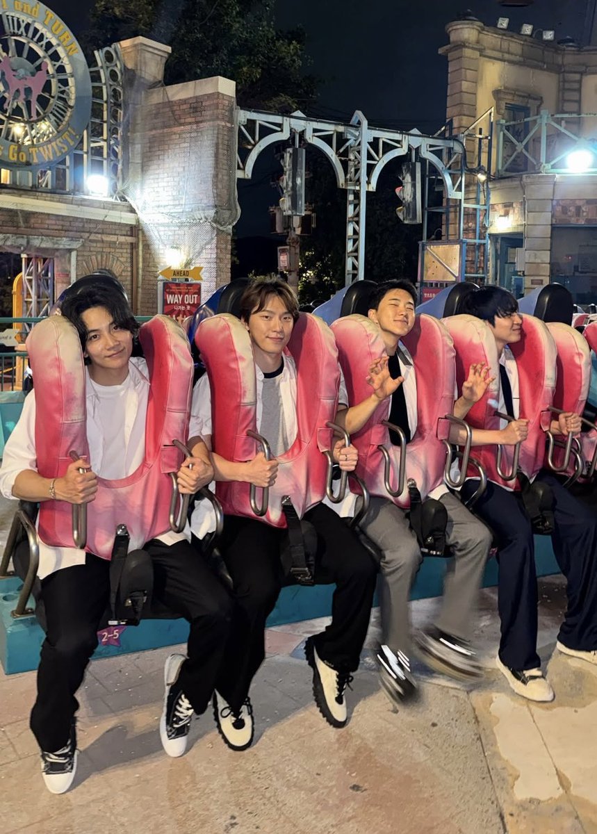 ___6eu11u's tweet photo. なんでホシの足そんなに躍動感あるの？
やっぱりハムスターなの？？
ランニングホイールの気分なの？？？？？？ https://t.co/ETgQ54XOTl