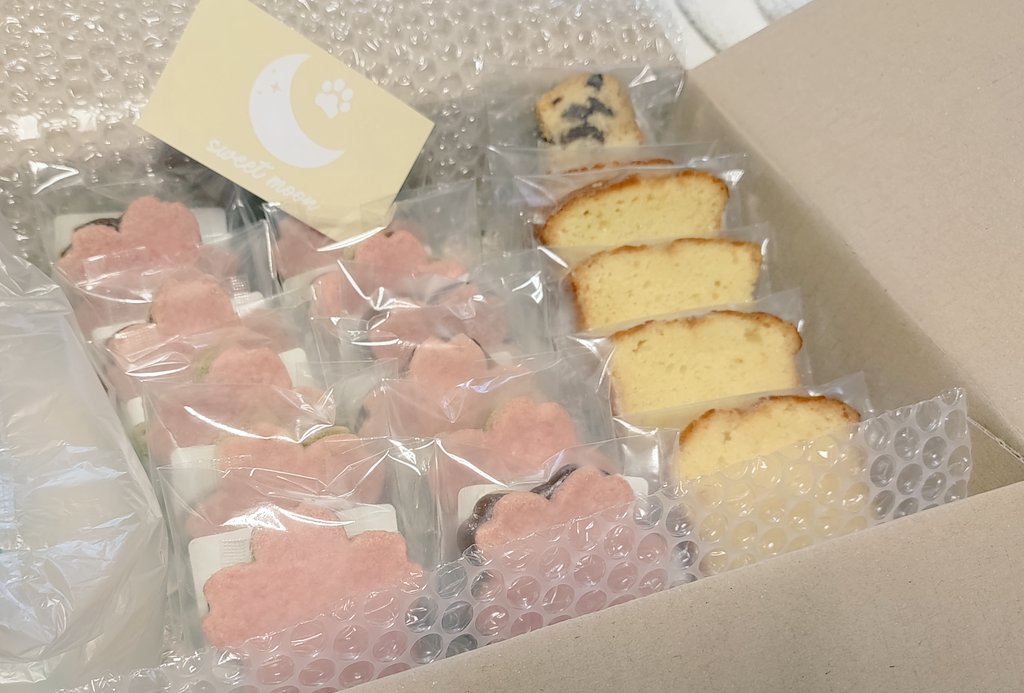 FUYUNA12's tweet photo. 第2弾届きました( •ᴗ• )🎁
ワガママ言って春限定のお菓子の在庫全部送ってもらった🤤
またなくなったら6月限定のレモンケーキも頼も( ꈍ꒳ꈍ)♩

@maaruicake https://t.co/5nG5tdnv5R